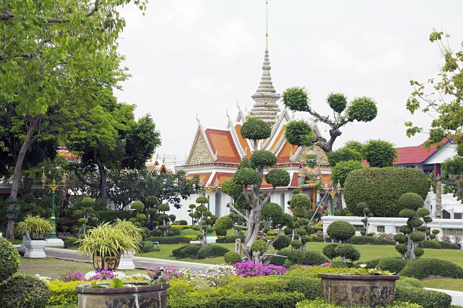 Have a walk around the lush green garden of Wat Arun