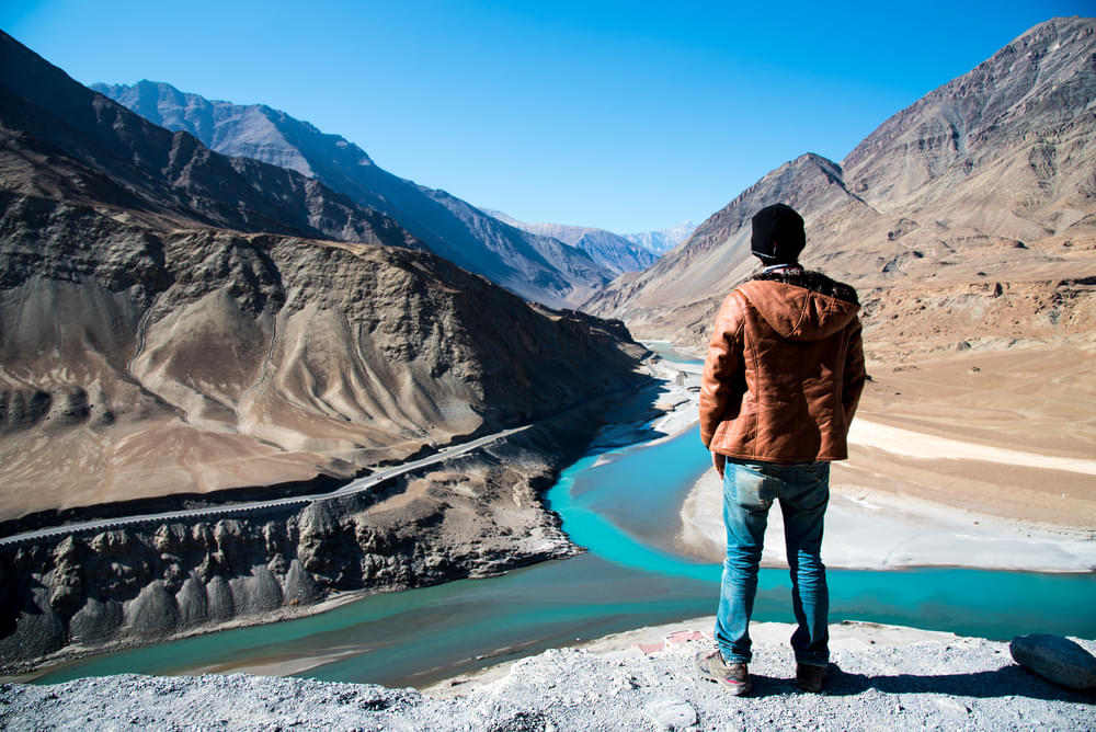 Get awed by the beautiful view of the confluence of Indus and Zanzkar valley