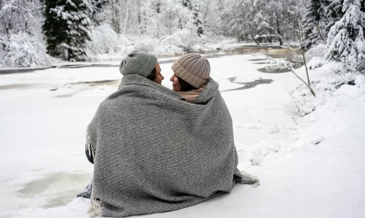 Create memories with your soulmate amidst the snow-capped peaks of Manali 