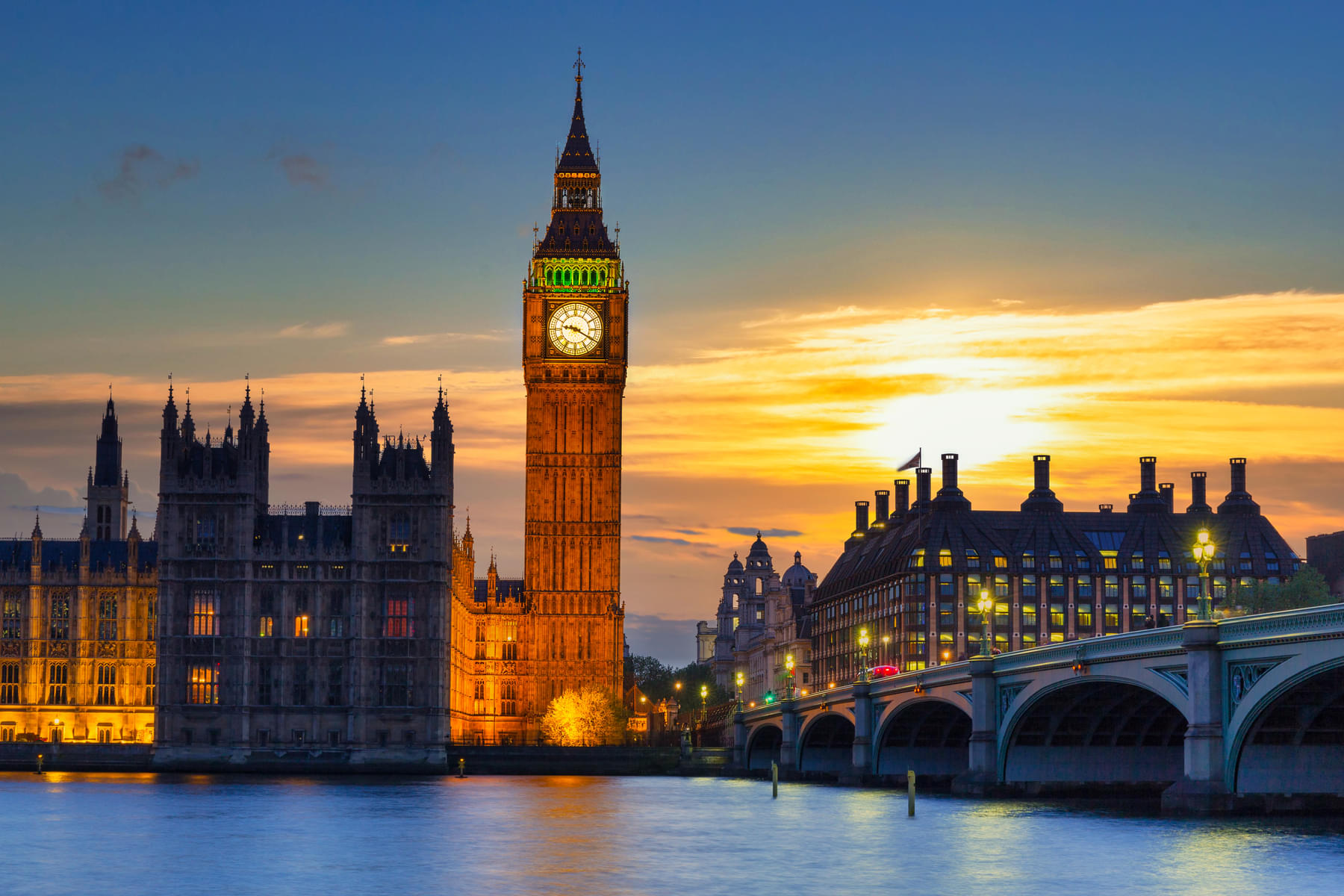 Get scenic views of sunset with iconic Big Ben
