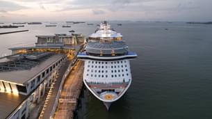 Genting Dream cruise at Marina Bay