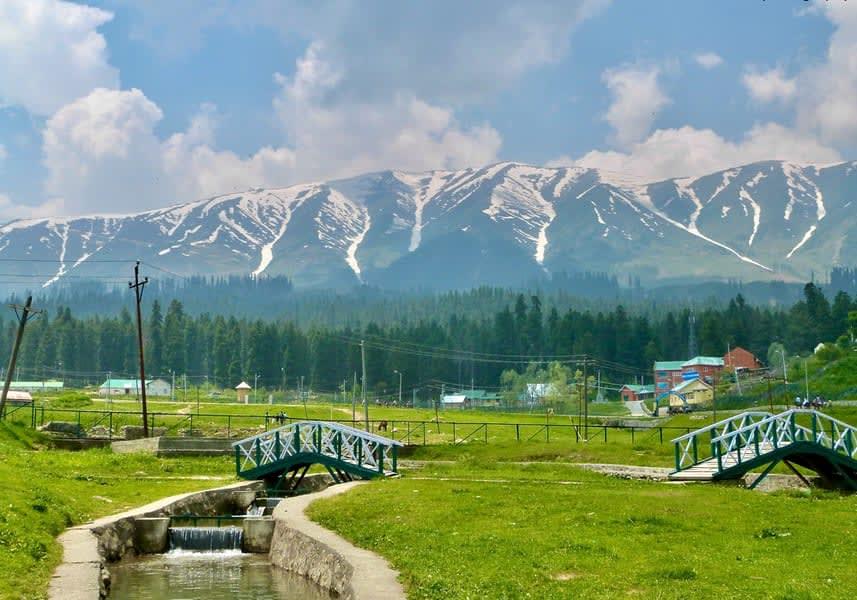 Visit Sonmarg which is a beautiful and a scenic getaway to Ladakh via the Kashmir valley. 
