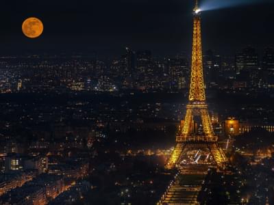 Watch the cityscape of Paris from the Eiffel Tower