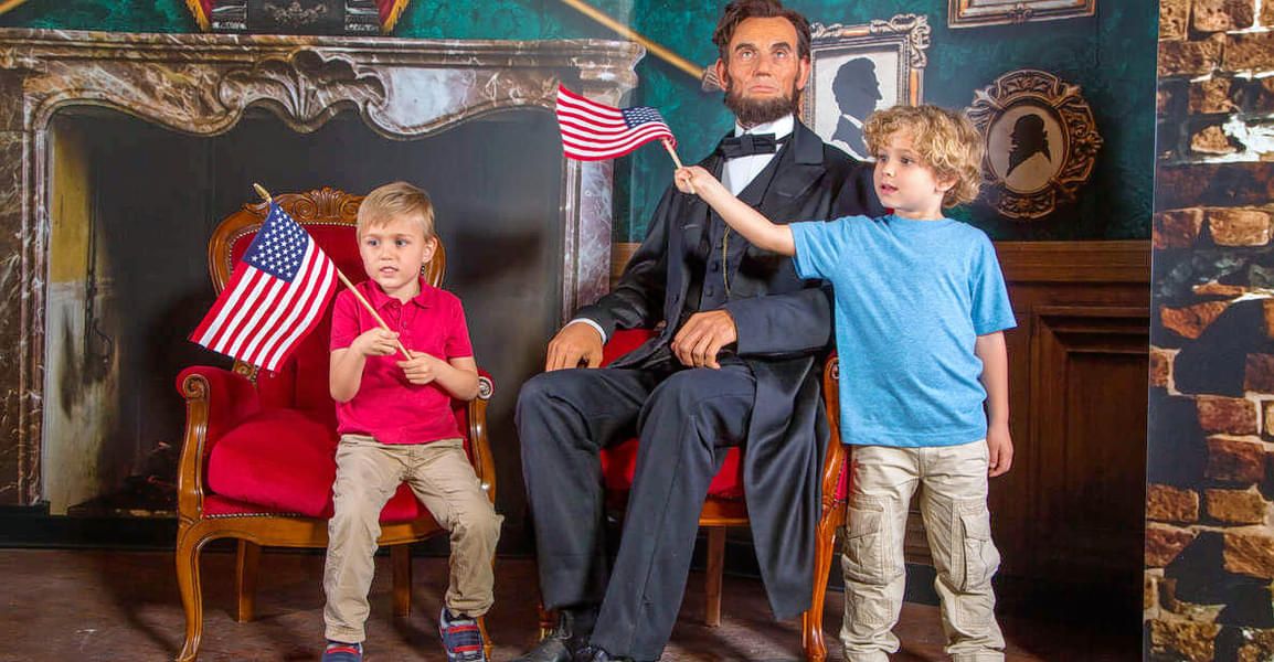 Pose around the 16th US President- Abraham Lincoln