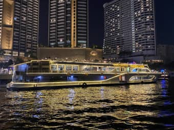 Grab a dinner on Alangka Cruise Bangkok