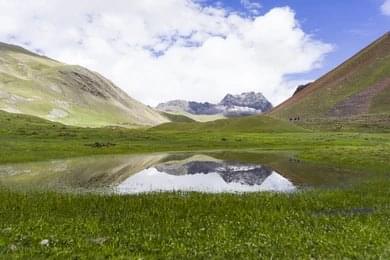 Trek through Osla to reach Ruinsara Lake (2,560 m to 3,600 m)