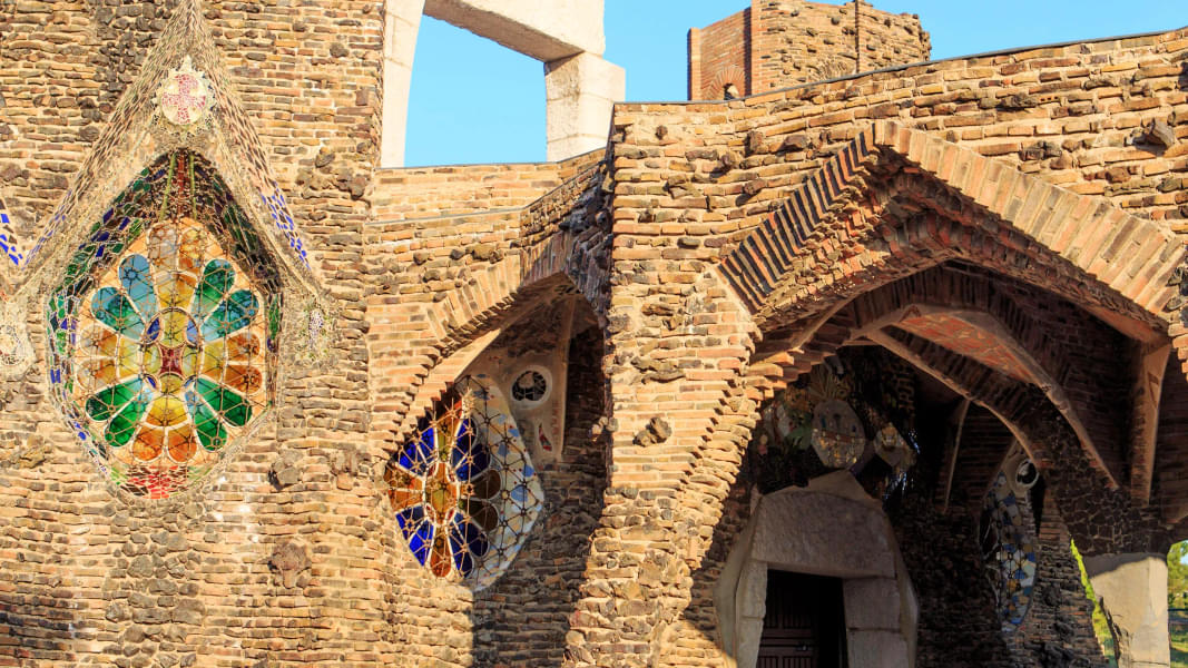 Visit the church of cripta de la colonia Guell, Barcelona
