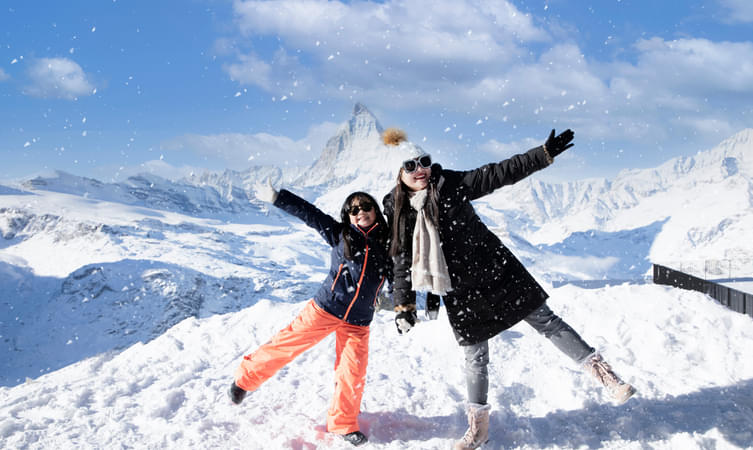 Enjoy a snowy vacation with your loved ones!