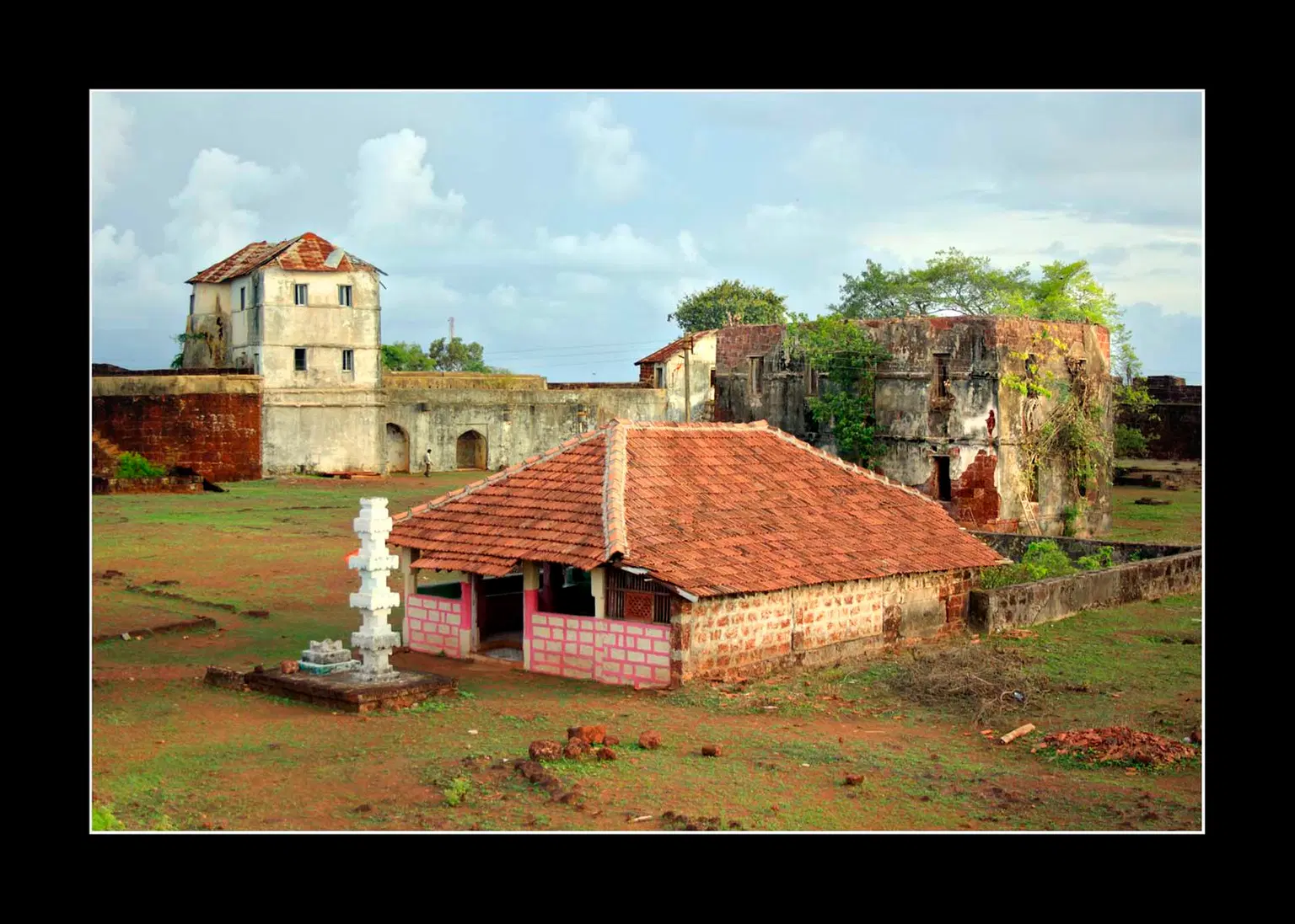 Marvel at Jaigad Lighthouse