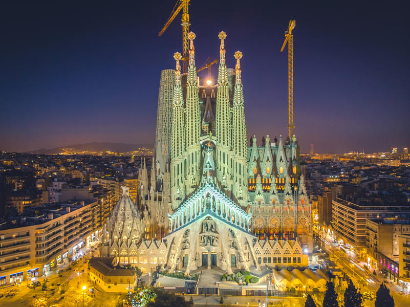 La Sagrada Familia glimmering at night