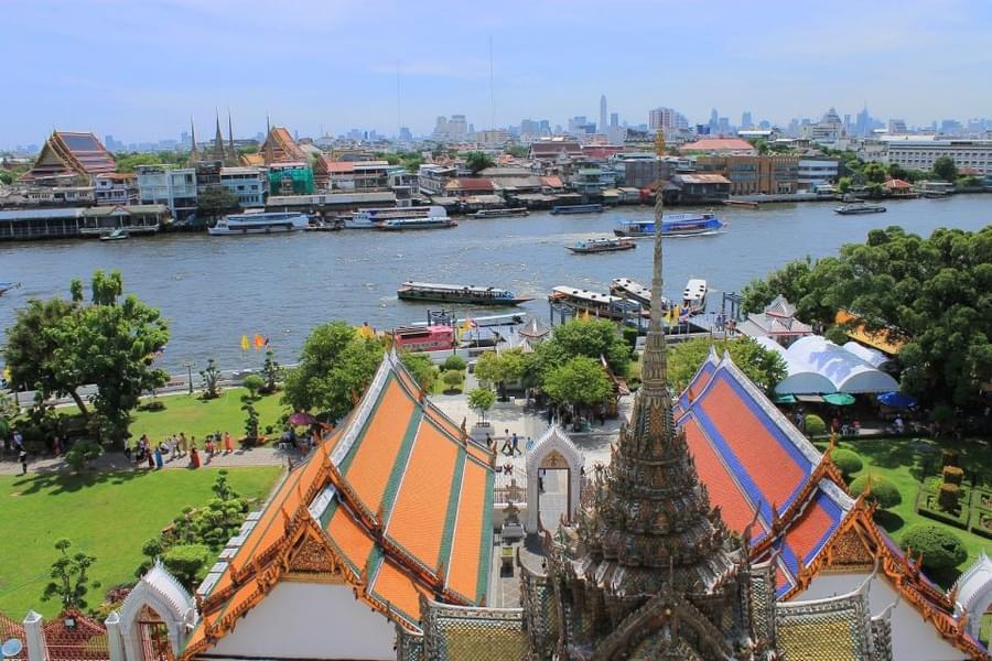 Gaze at the amaizng view of the city while you sail in the middle of Chaor Phraya river.