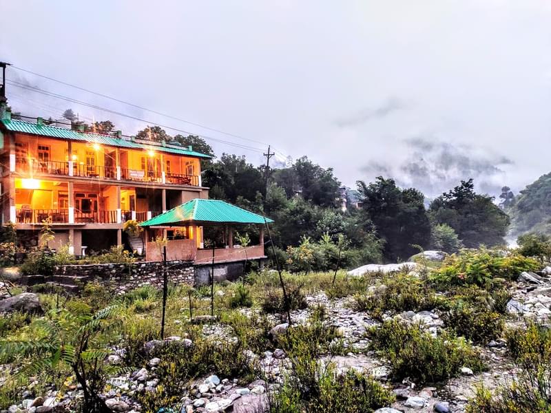 A Hilltop Homestay Tucked In The Tirthan Valley Image