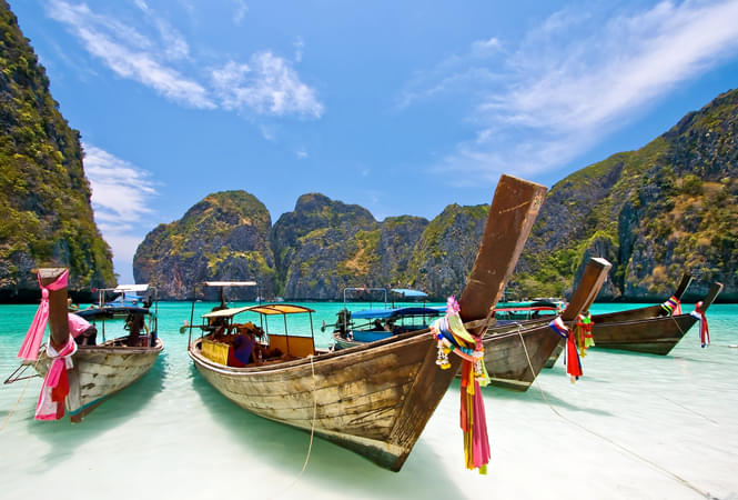 Take a tour to Phi Phi Islands on a long tail boat