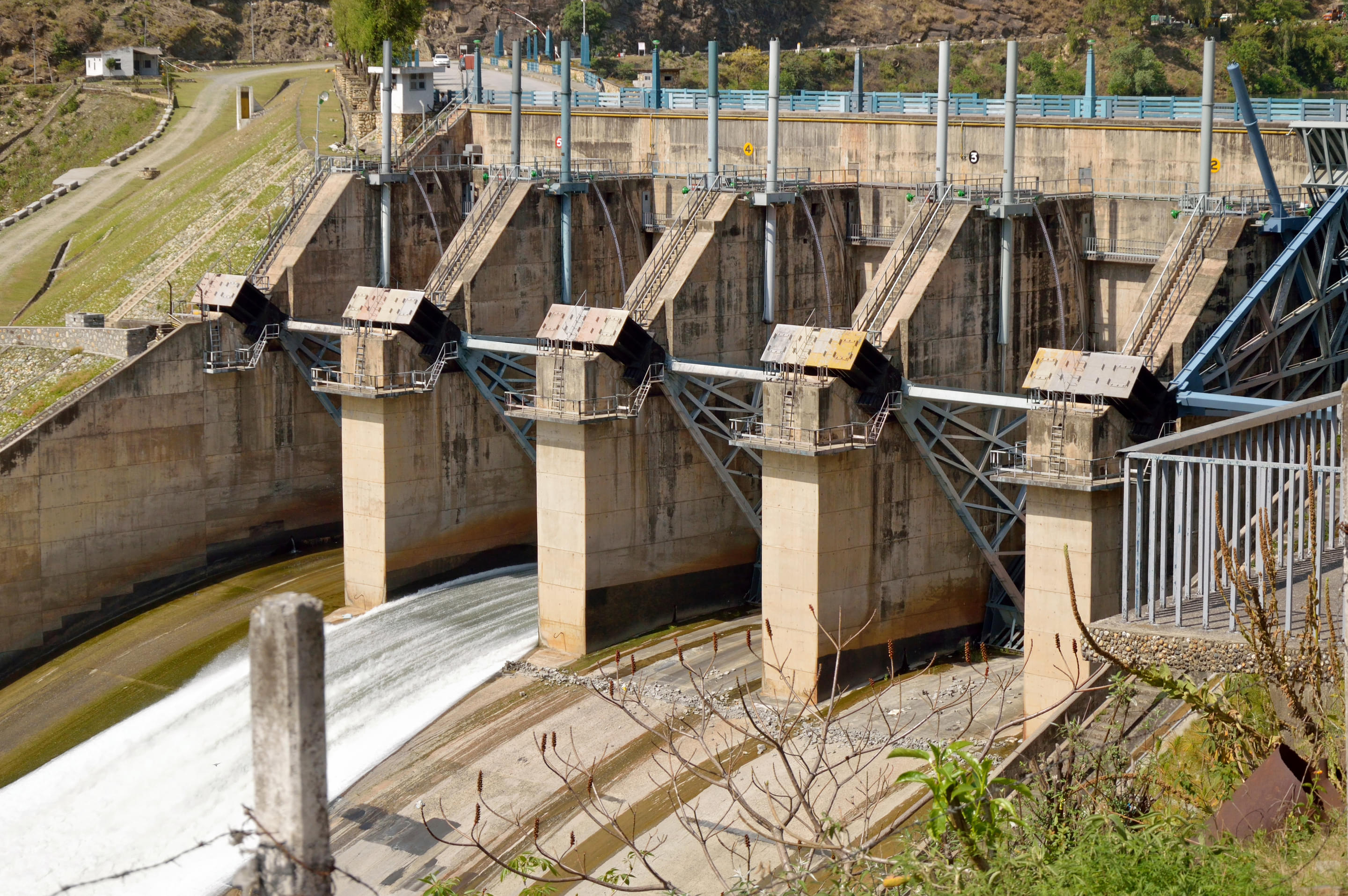 Pandoh Dam Overview