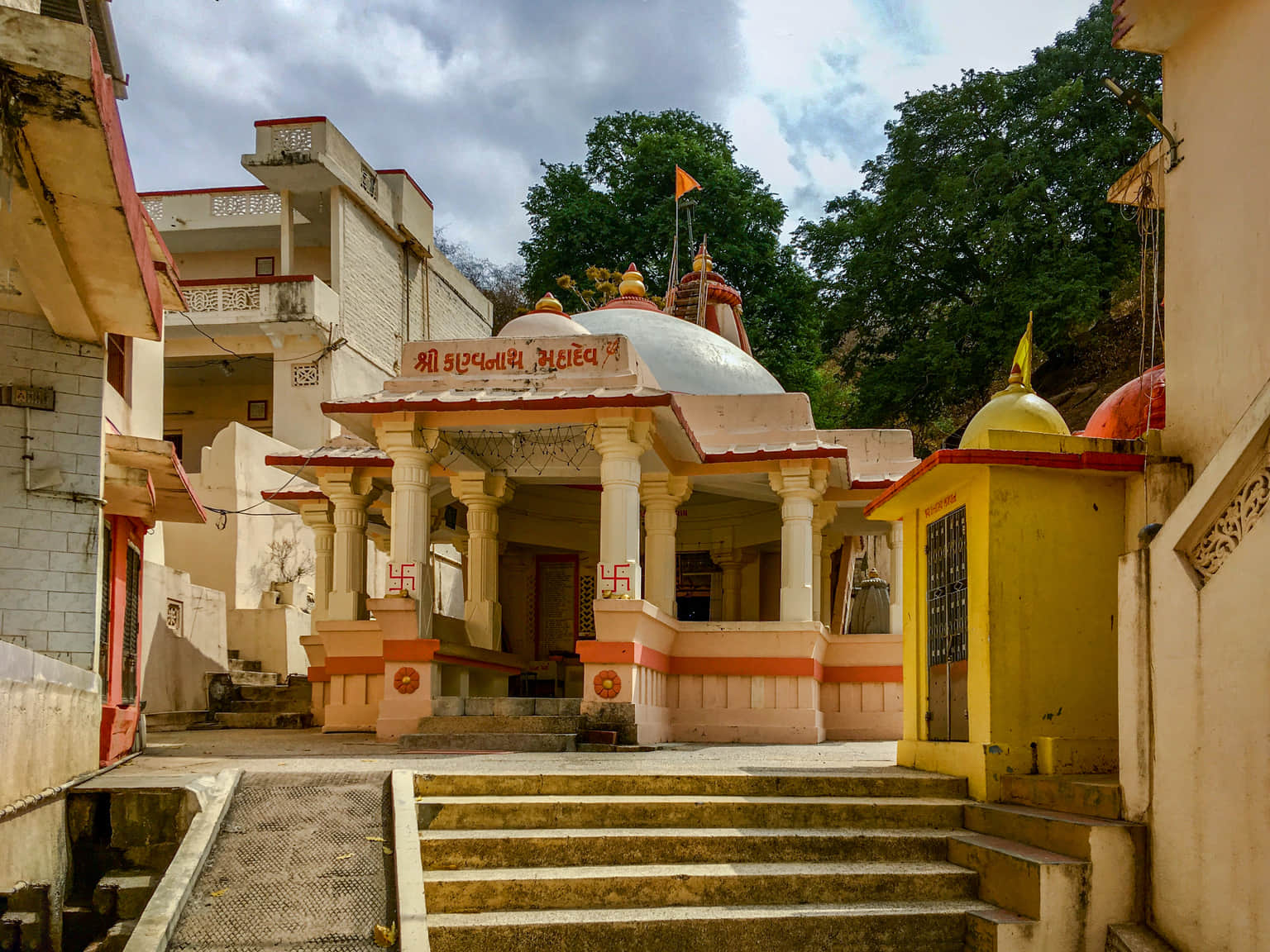 Kamnath Mahadev Mandir And Sarada Math, <em>Gir Somnath</em>