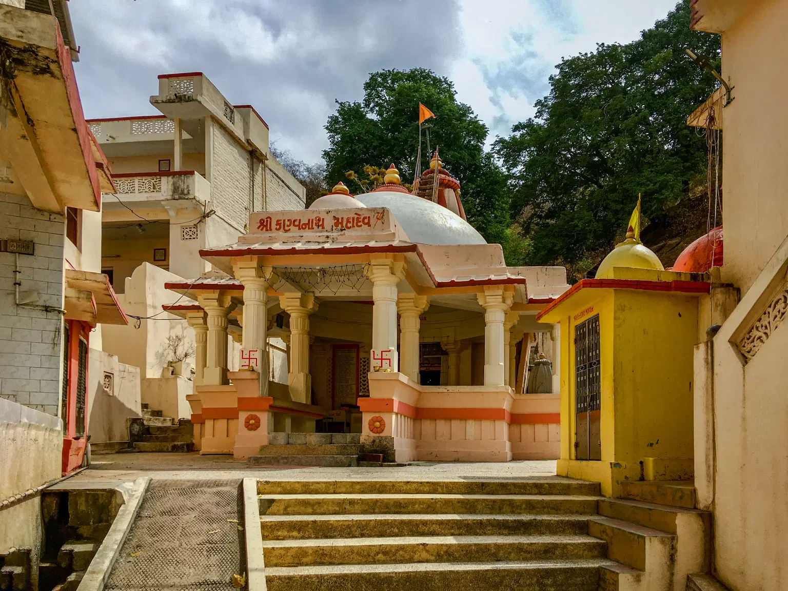 Kamnath Mahadev Mandir And Sarada Math