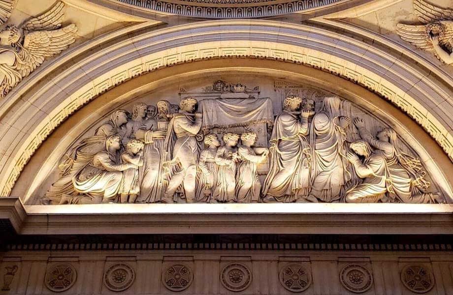 Admire the beautiful sculpture of 'Angles in Paris' carved on the walls