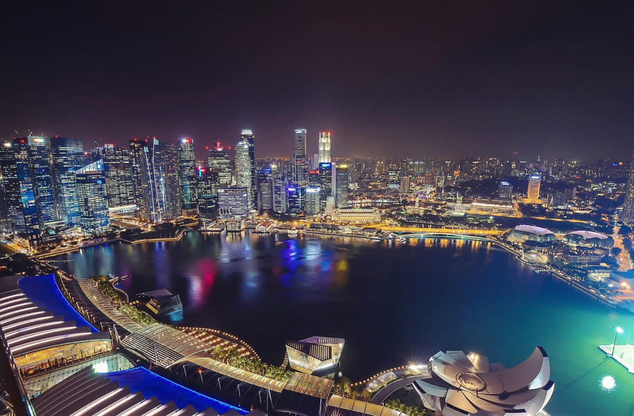 Observe the sparkling Singapore City from 200m above the ground