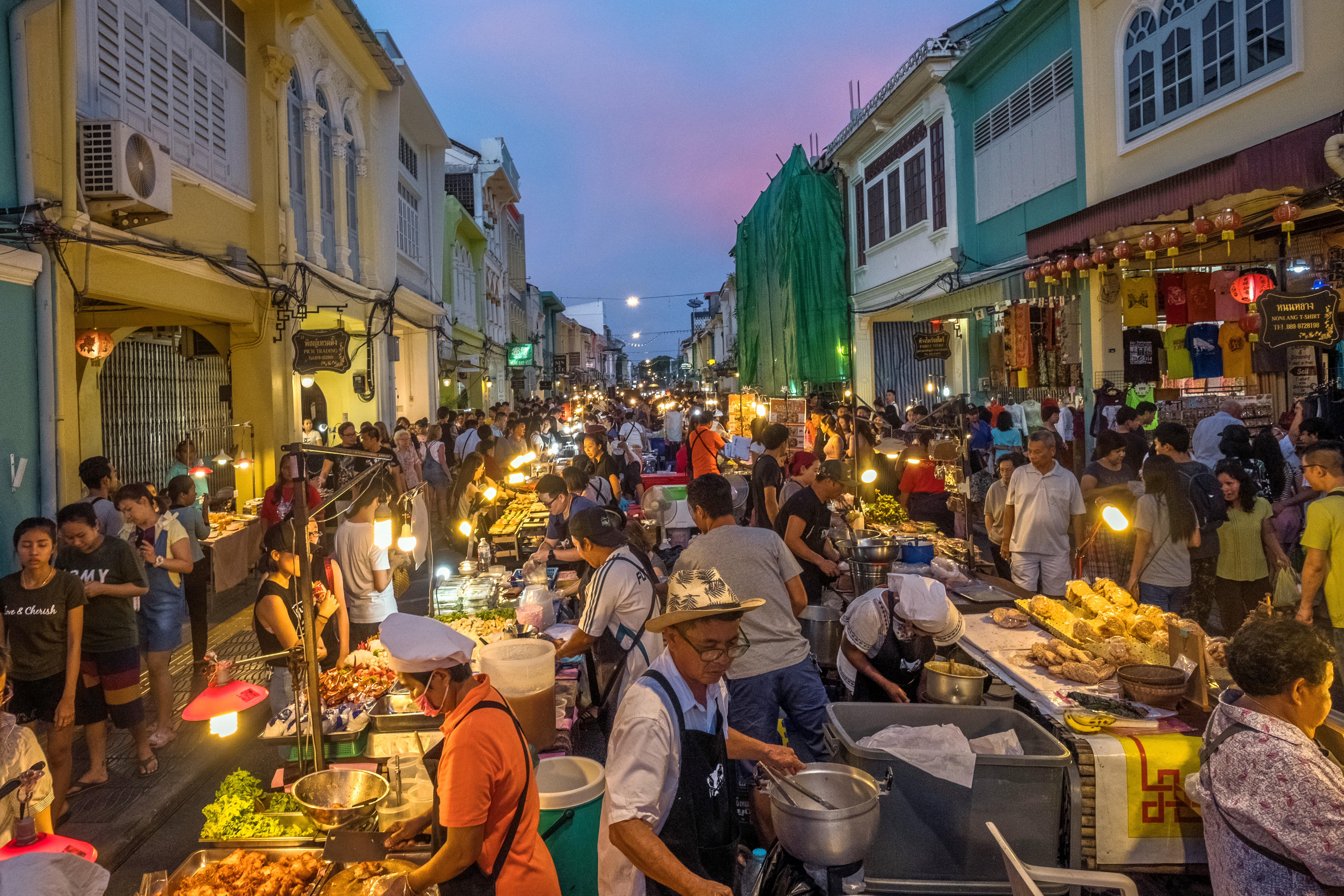 Ночной рынок пхукет. Пхукет Таун рынок. Chillva рынок на Пхукете. Ночной рынок old Phuket.