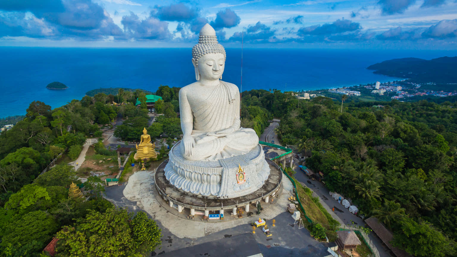 Plan a relaxing and adventurous trip to Phuket's beaches