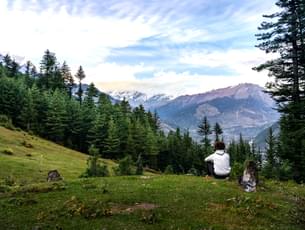 Tourist enjoying the Mountain views in Manali