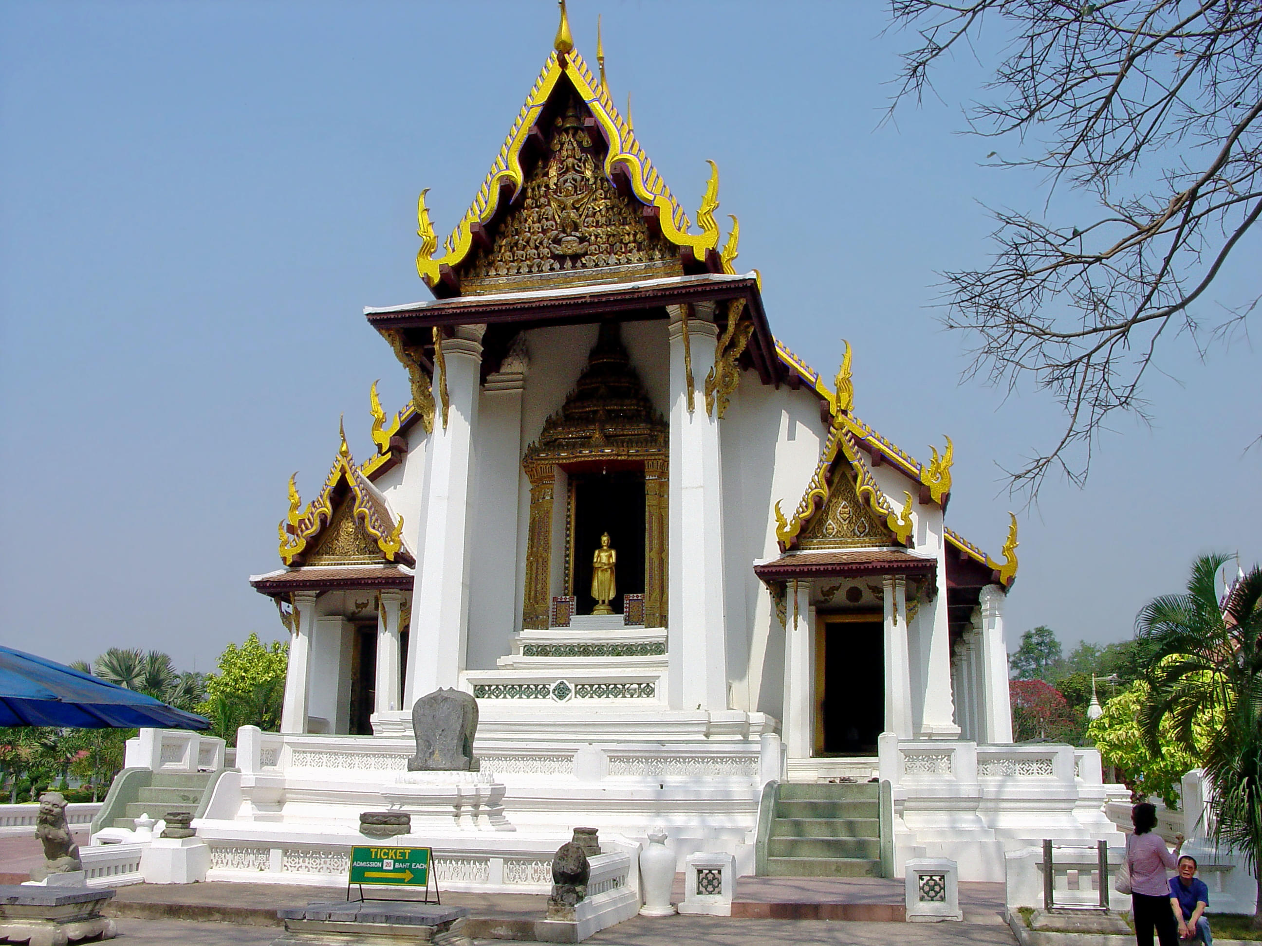 Wat Na Phra Men Overview