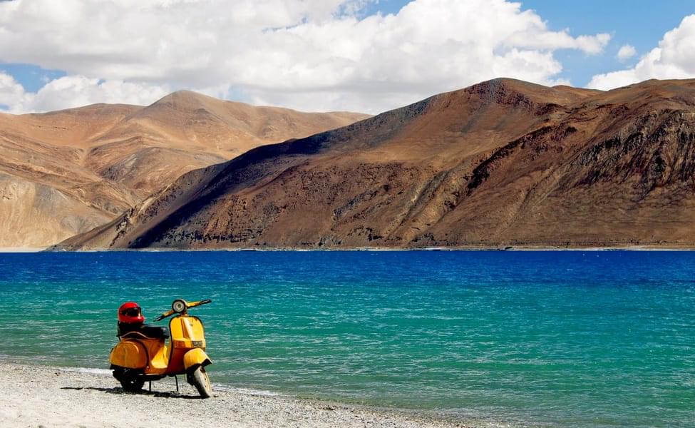 Get the perfect picture of the beautiful scenery that surrounds Pangong Tso Lake.