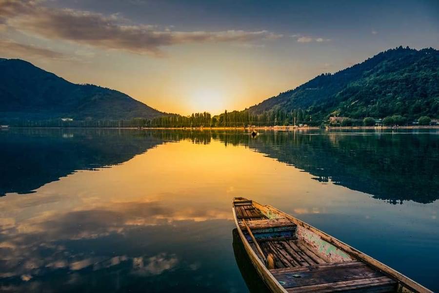 Enjoy the mesmerizing views of Dal lake while you take a ride on a Shikara amidst the lush green mountains of Srinagar. 