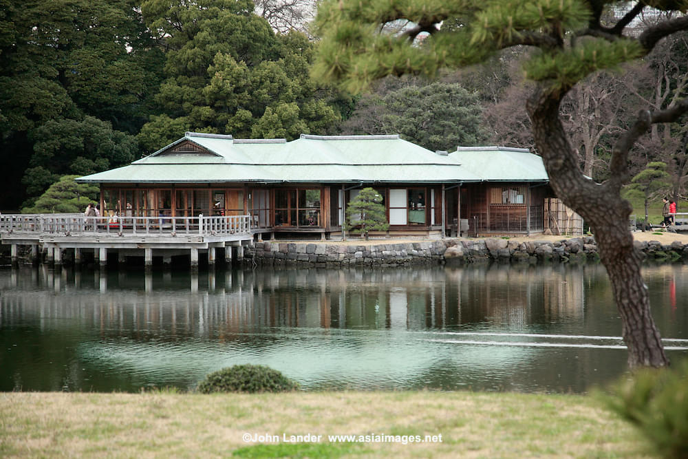 Explore the Shioiri Pond and Nakajima-no-Ochaya Teahouse