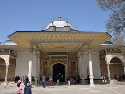 Top 10 Reasons to Visit the Iconic Topkapi Palace: Explore Now!