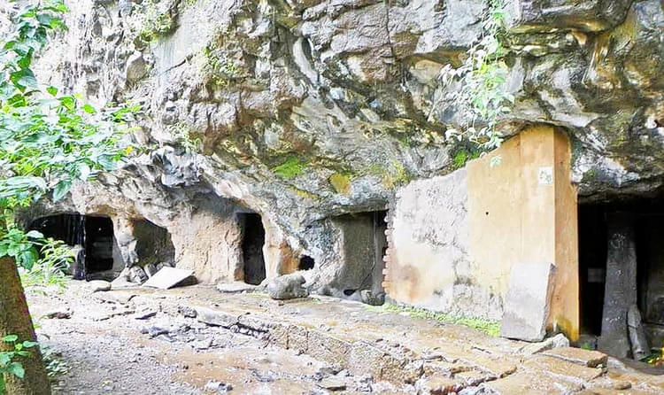 Rajpuri Caves Overview