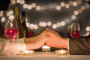 Sip classic sparkling wine along with a 4-course menu at Taj