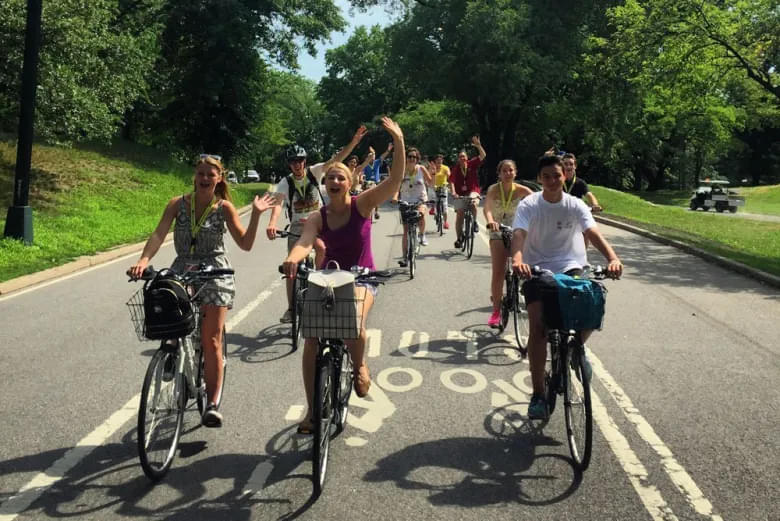 Embark on a bikes, bites, and brews biking tour in Chicago