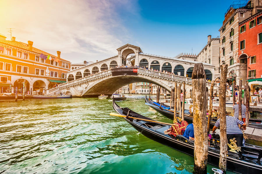 See the Rialto Bridge that is considered a jewel of Venice