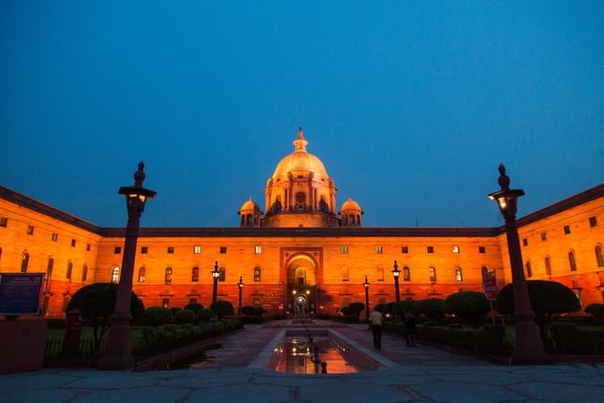 Admire the grandeur of the Rashtrapati Bhawan under starry skies
