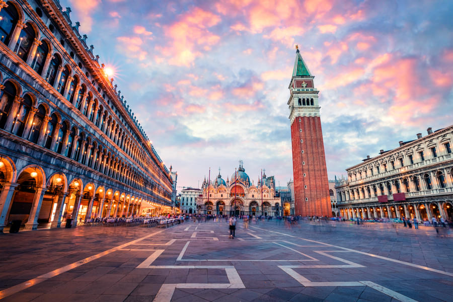 Self Guided Scavenger Hunt & Walking Tour in Venice Image
