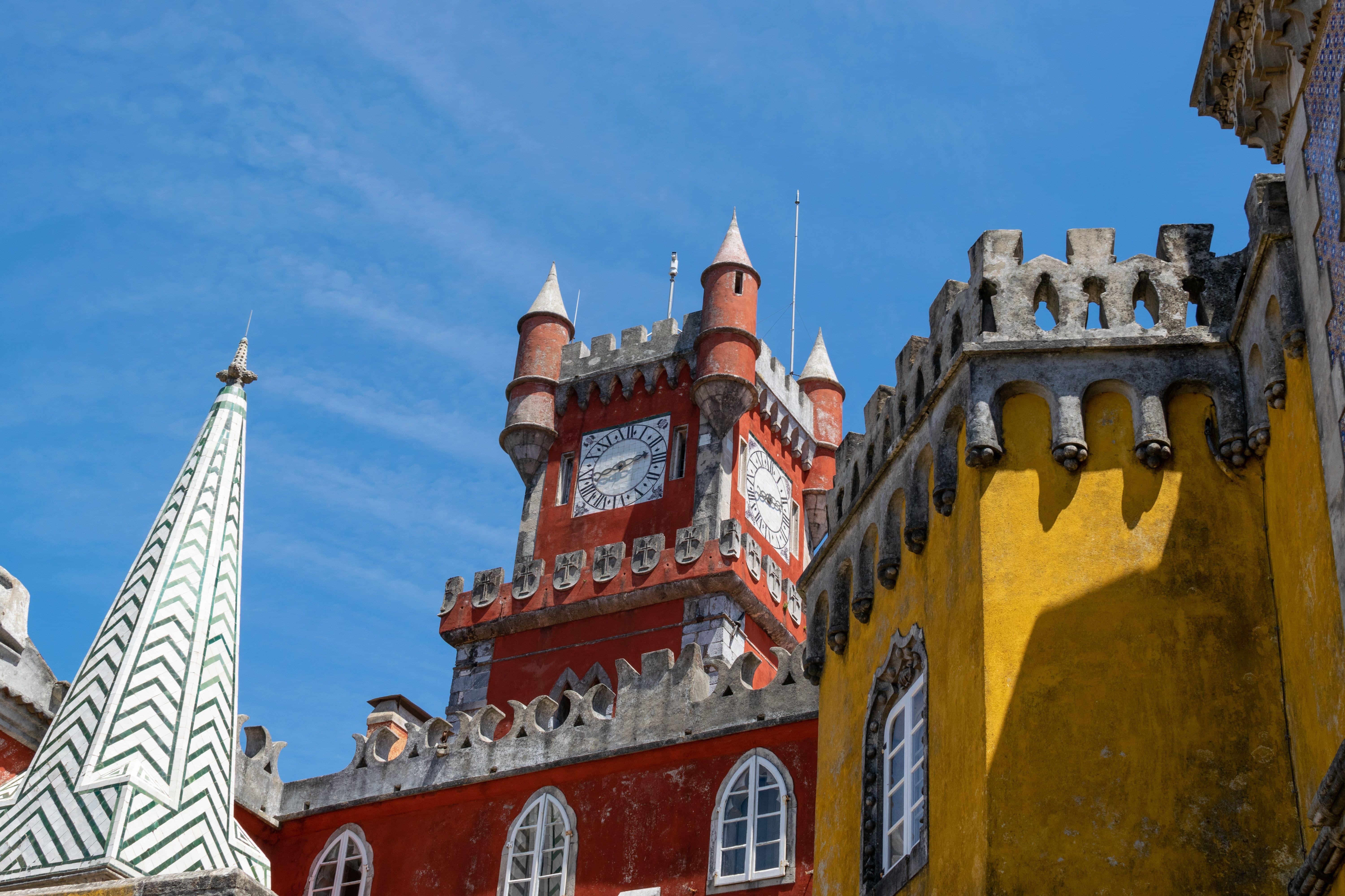 https://media1.thrillophilia.com/filestore/w938q766yrkoha0rmf4gt78y7hcw_Pena_Palace_de5c217d79.jpg