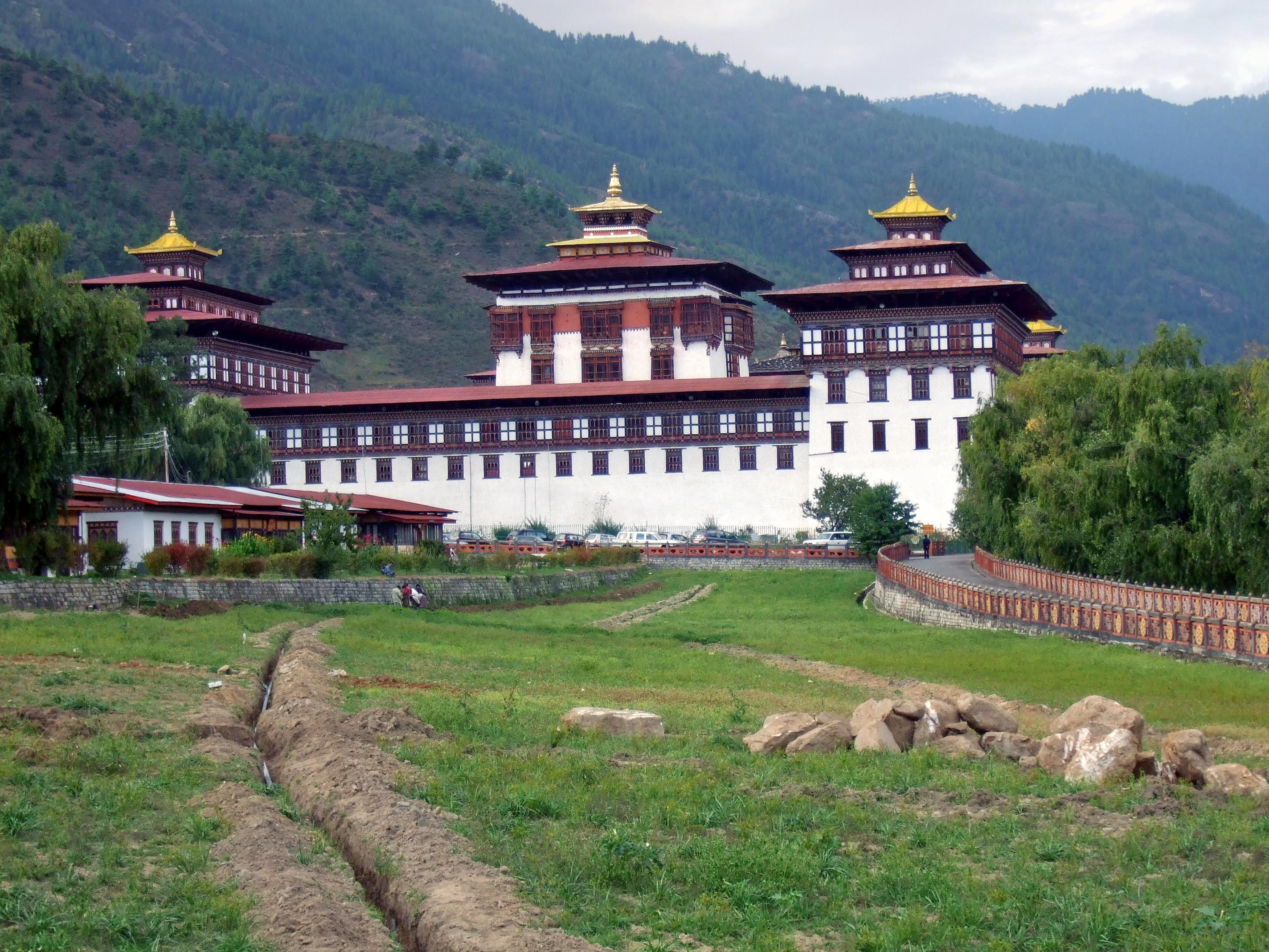 Trashi Chhoe Dzong Overview