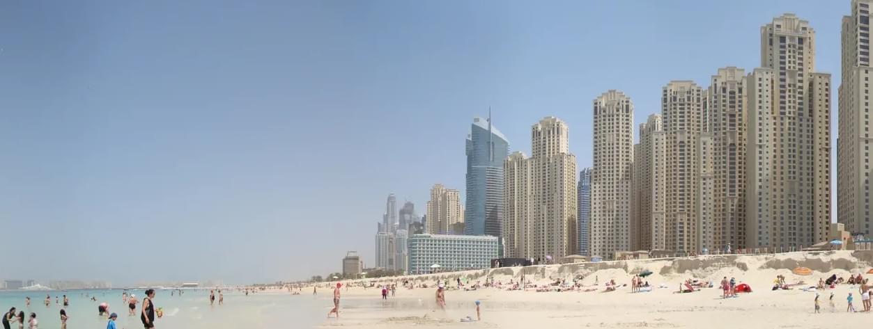 Take delight in watching the enchanting view of Dubai skyline on Jumeirah beach