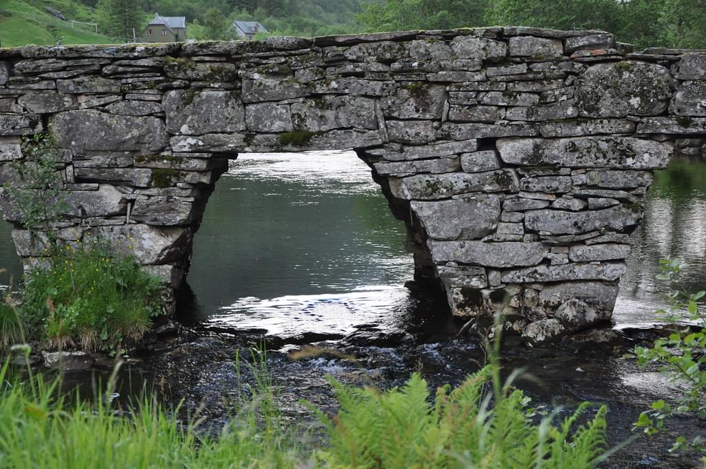 Marvel at the stunning architecture of the Stone Arch Bridge