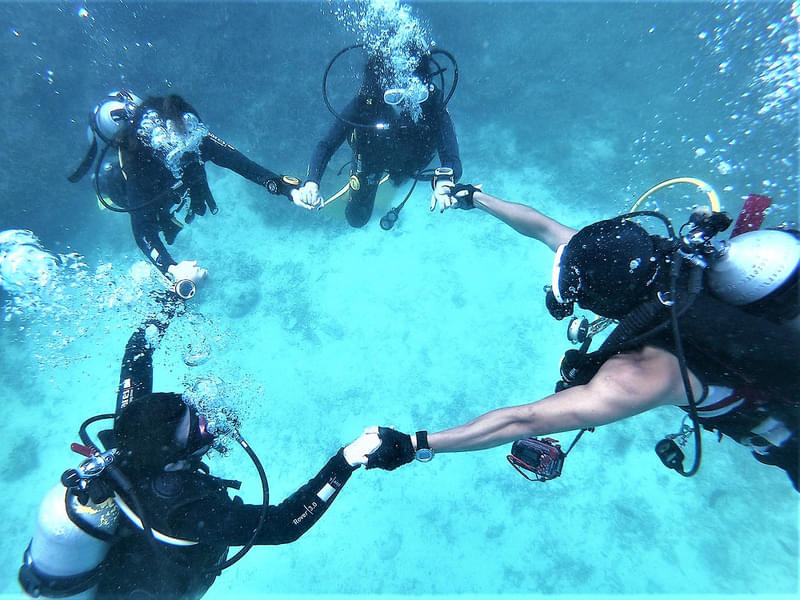 Enjoy this precious time with your friends while Scuba Diving