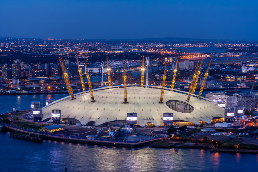 Be amazed by the night view of London from the observation deck of O2 Arena Climbing