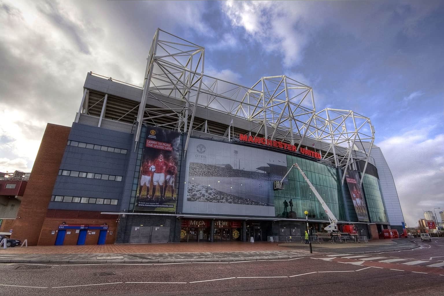 Manchester United , <em>Milton Keynes</em>