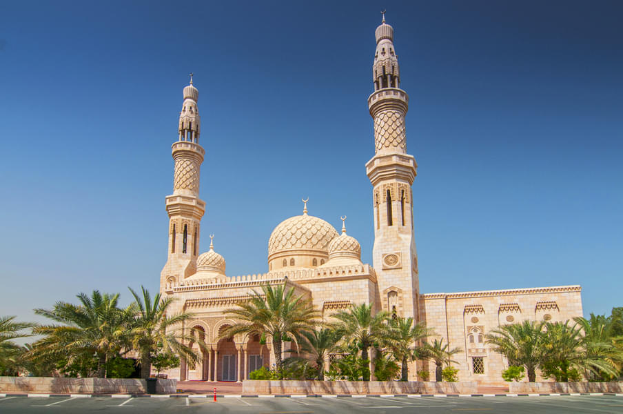 Pass through the picturesque Jumeriah Mosque, Dubai 