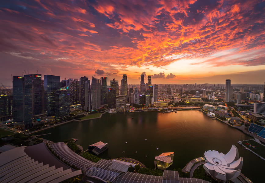 Observe the sparkling Singapore City from 200 meters above the ground