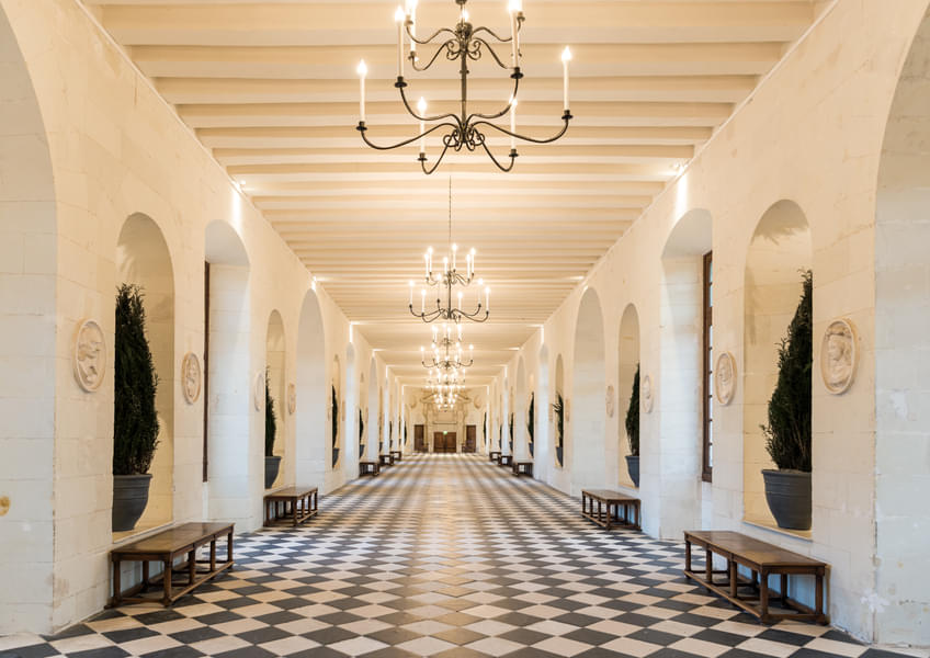 Stroll through the halls of this beautiful Château de Chenonceau  palace
