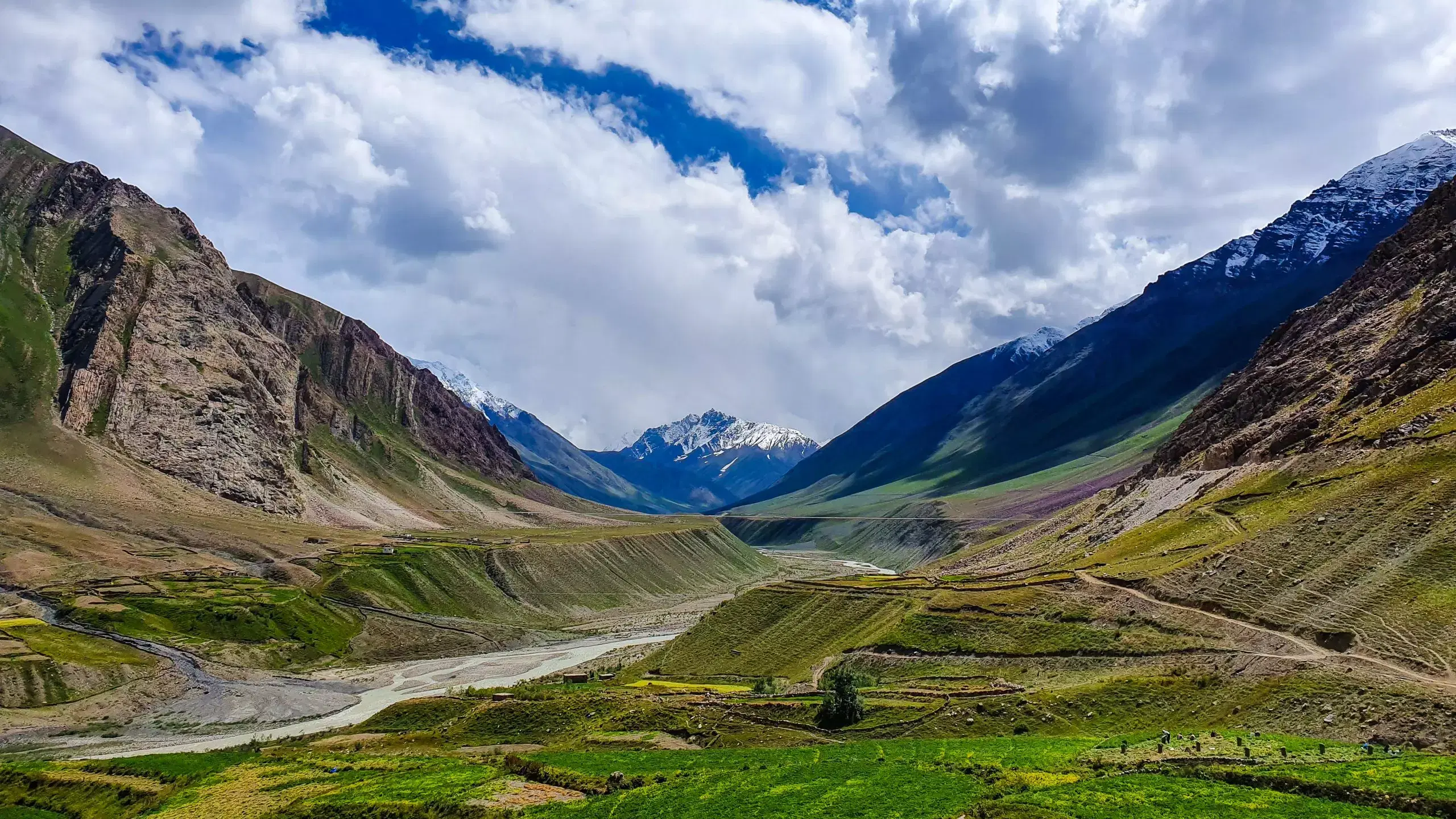 Spend leisure time on the banks of Spiti River 