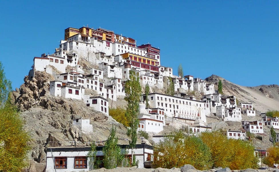 Pay a visit to Thiksey Monastery and admire the beautiful Tibetan buddhist architecture
