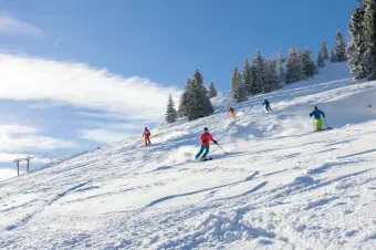 Soak in Auli’s stunning winter beauty while skiing with your crew