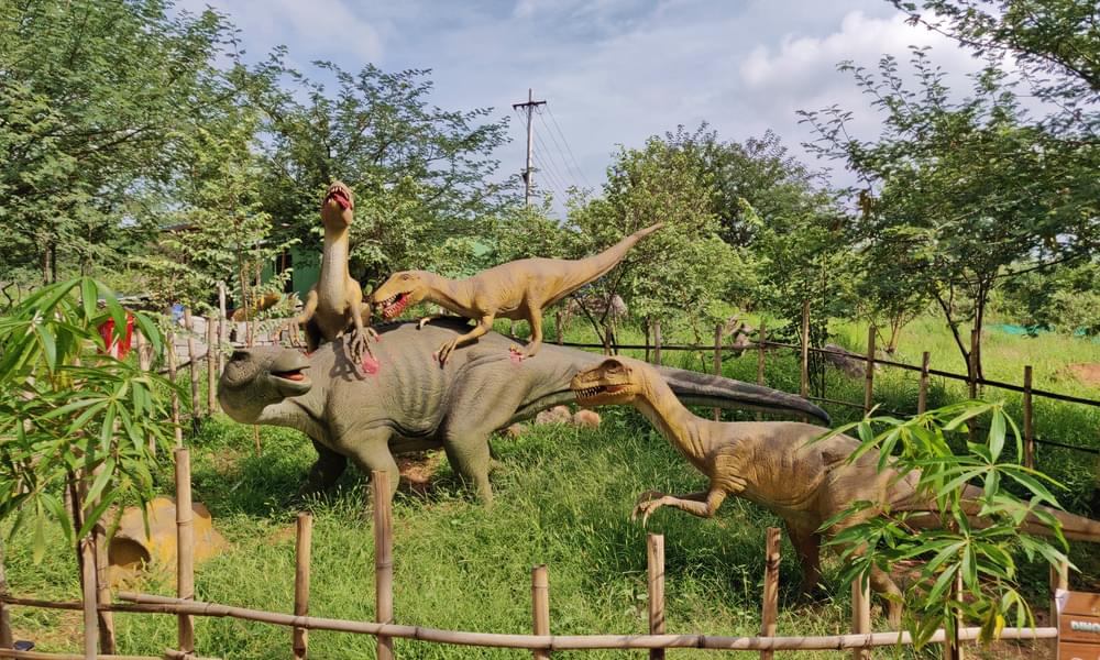 Enjoy the realistic dinosaurs experience.